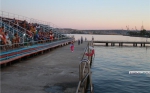 В Керчи на показе мод модели спрыгнули с подиума в море