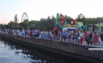 В Керчи на показе мод модели спрыгнули с подиума в море