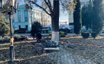 Ремонт своими силами: керчане перекладывают плитку у администрации (фото)