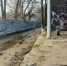В Керчи колясочник едва не перевернулся на неблагоустроенном тротуаре (фото) - Kerch.Com.Ru