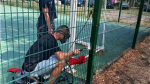 УК "Монолит" отремонтировала ограждение спортивной площадки (фото)