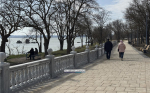 Керчане рассматривают Приморский парк (фото)