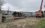 На место будущей многоэтажки по ул. Ворошилова завозят стройгородок (фото)