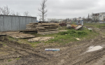 На место будущей многоэтажки по ул. Ворошилова завозят стройгородок (фото)