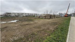 На место будущей многоэтажки по ул. Ворошилова завозят стройгородок (фото)