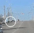 Дети на самокатах выскакивают на дорогу на Горьковском мосту (видео) - Kerch.Com.Ru