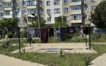 Керчане озеленяют отремонтированный двор (фото)