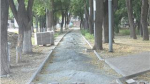 Недоделанный тротуар вдоль Комсомольского парка ждет экспертизы